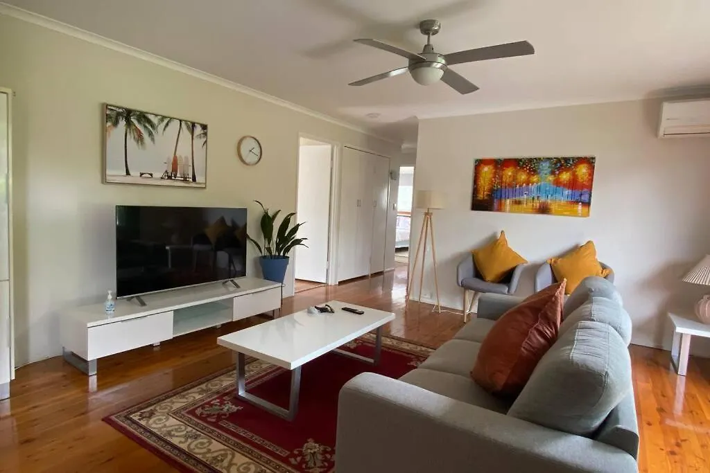 بيت للعطل Spacious 4-Bedroom House In A Shared Property توومبا