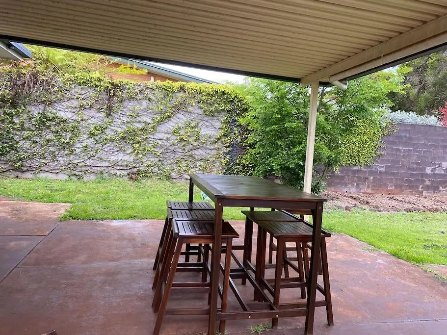 Spacious 4-Bedroom House In A Shared Property توومبا أستراليا