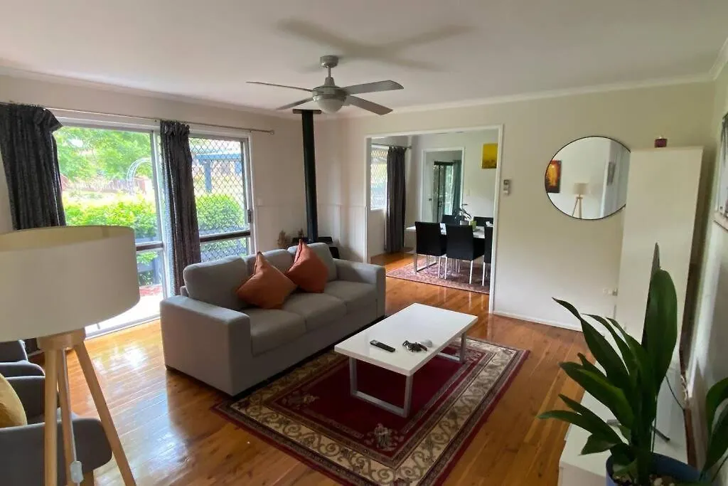 Spacious 4-Bedroom House In A Shared Property توومبا