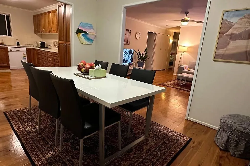 بيت للعطل Spacious 4-Bedroom House In A Shared Property توومبا