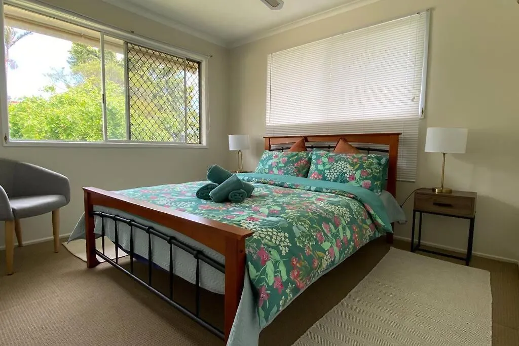 Spacious 4-Bedroom House In A Shared Property توومبا بيت للعطل